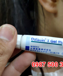 Bôi thử Kem trị mụn Dalacin T Gel 1% lên vùng da bị mụn
