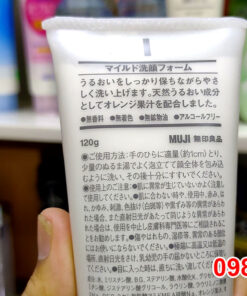 Sữa rửa mặt Muji Face Soap có thành phần lành tính, không chứa các hoạt chất hóa học độc hai như chất bảo quản, cồn, hương liệu… nên những bạn da nhạy cảm có thể an tâm sử dụng.