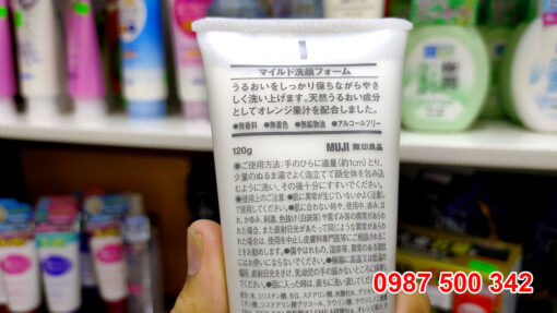 Sữa rửa mặt Muji Face Soap có thành phần lành tính, không chứa các hoạt chất hóa học độc hai như chất bảo quản, cồn, hương liệu… nên những bạn da nhạy cảm có thể an tâm sử dụng.