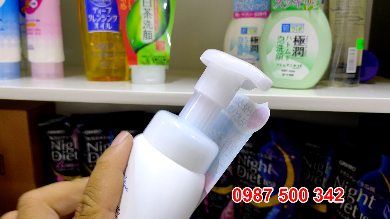 Thiết kế chai sữa rửa mặt tạo bọt Hada Labo màu trắng thông minh giúp tạo lớp bọt bông mịn và khả năng điều tiết lượng sữa rửa mặt lấy ra dễ dàng