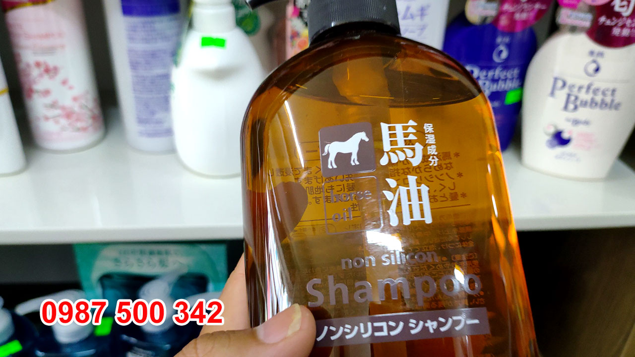 Dầu gội Horse Oil của Nhật Bản chiết xuất mỡ ngựa chứa nhiều dưỡng chất cung cấp cho tóc bóng khỏe, cải thiện tóc khô xơ, hư tổn.