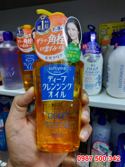 Trên tay sản phẩm Dầu tẩy trang Kose Softymo DEEP Cleansing Oil (màu cam)