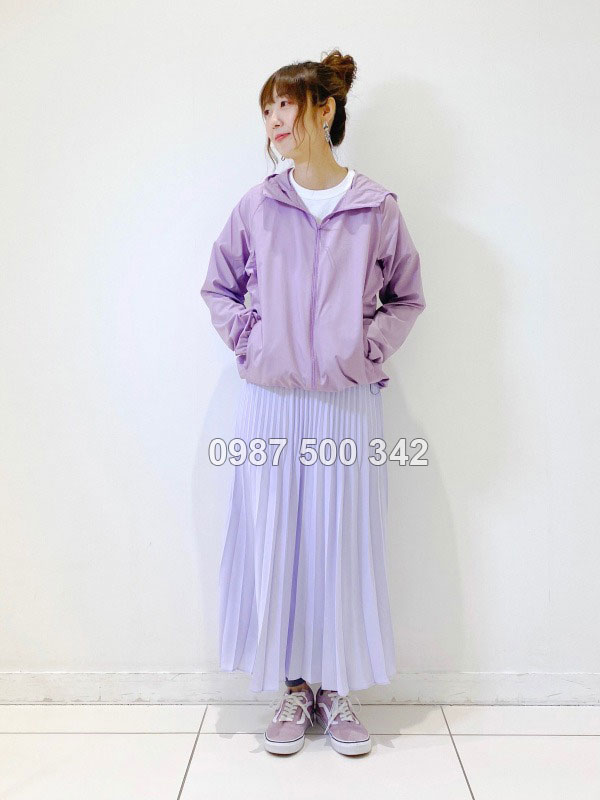 Mẫu mặc áo gió nữ Uniqlo 445003 - 2022 màu tím hoa cà