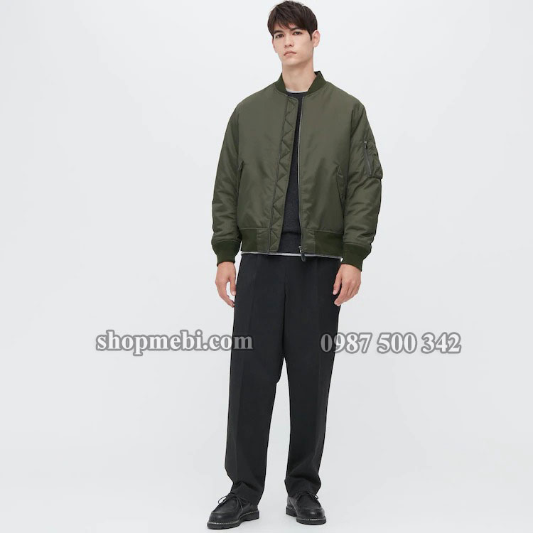 Ảnh mẫu mặc áo khoác bomber nam Uniqlo 2022 màu xanh rêu